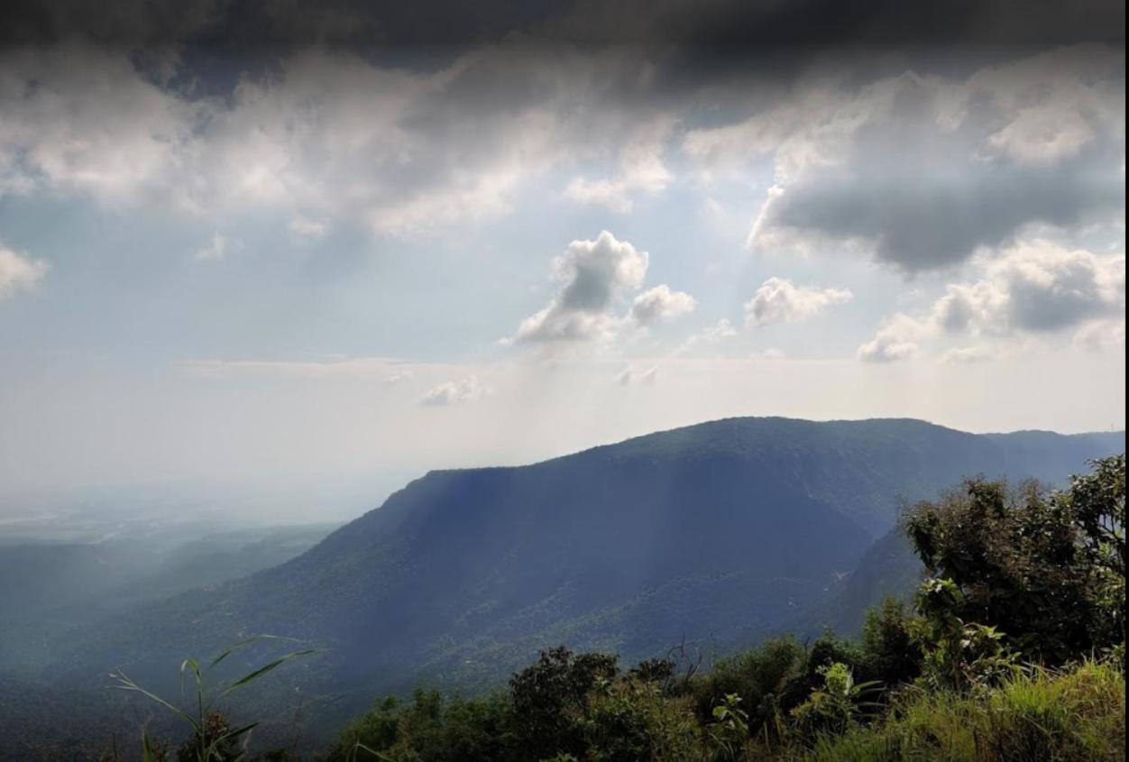 Breiancy Holiday Inn Cherrapunji Esterno foto