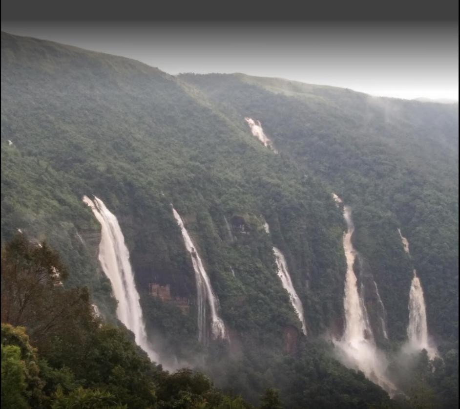 Breiancy Holiday Inn Cherrapunji Esterno foto