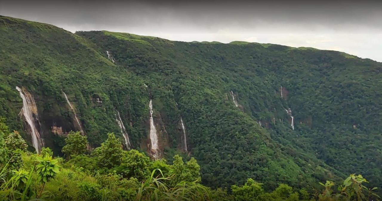 Breiancy Holiday Inn Cherrapunji Esterno foto