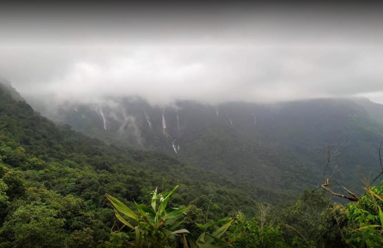 Breiancy Holiday Inn Cherrapunji Esterno foto
