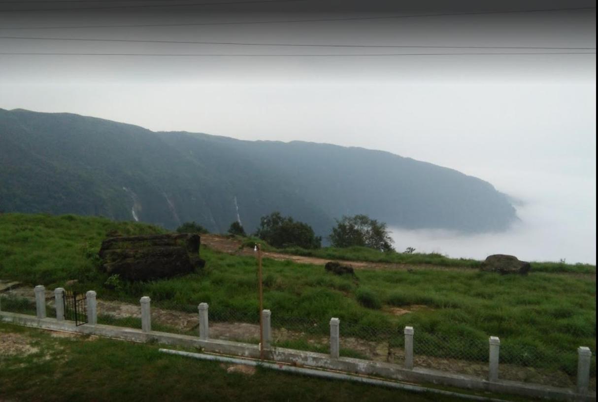 Breiancy Holiday Inn Cherrapunji Esterno foto