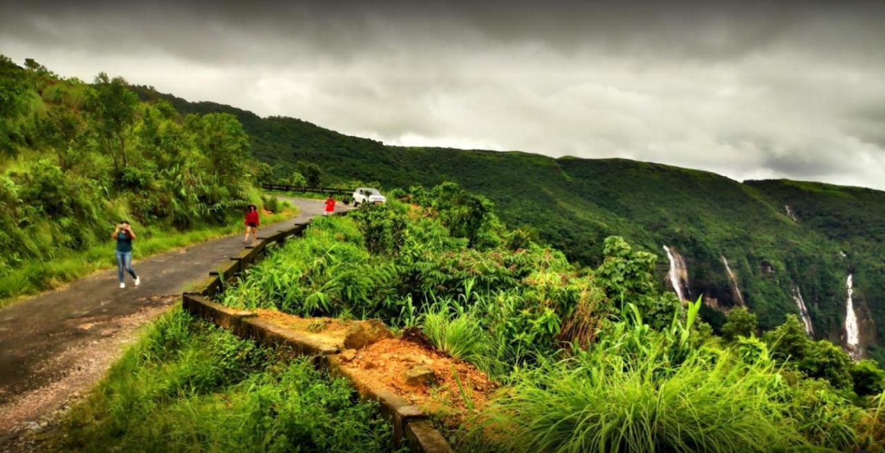 Breiancy Holiday Inn Cherrapunji Esterno foto