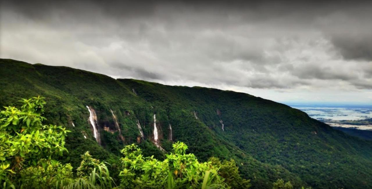 Breiancy Holiday Inn Cherrapunji Esterno foto